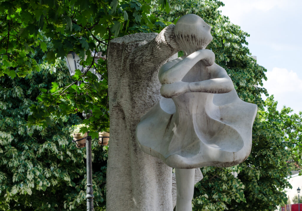 The monument to Marina Olenjina